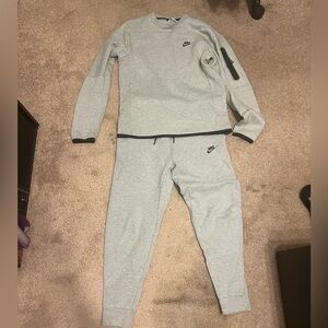 Men Nike Tech jogging suit